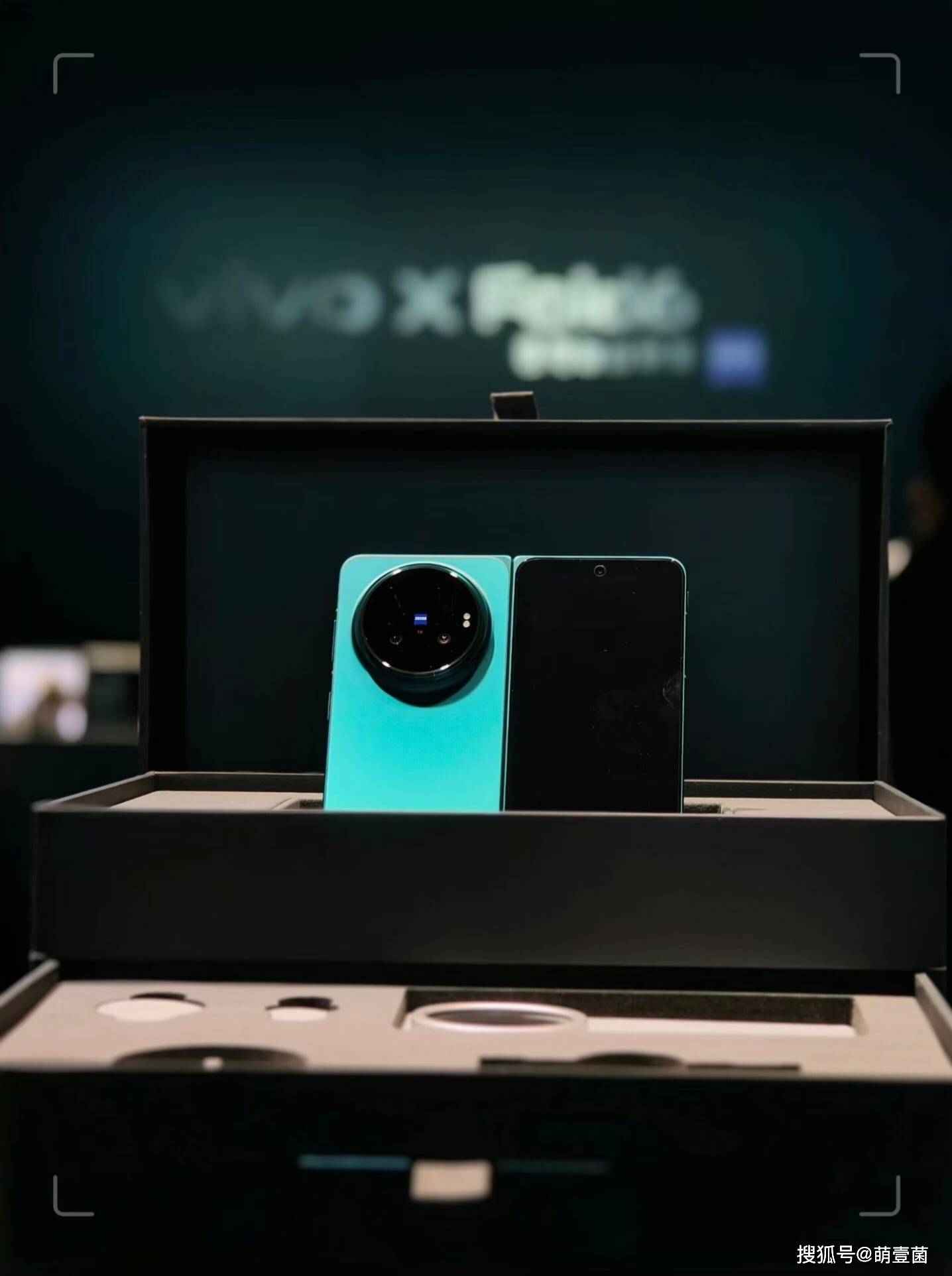 vivoXFold6：2亿主摄搭配增距镜，演唱会山顶也是大屏现场