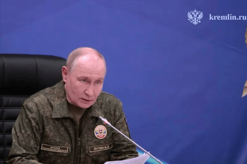 很罕见，普京突然穿上了军装