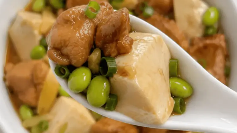 一锅蒸出的鲜香与温情:豆腐毛豆蒸鸡腿肉,把家的味道端上餐桌