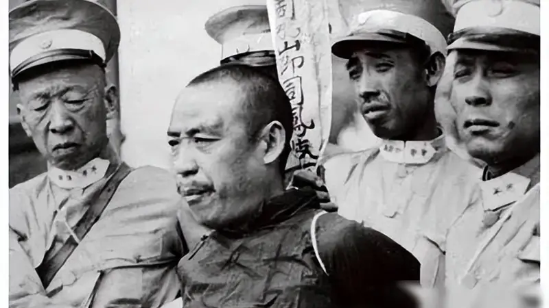 抗战时一汉奸夜审地下党,拷打一半时忽发现,对方竟是自家亲戚!