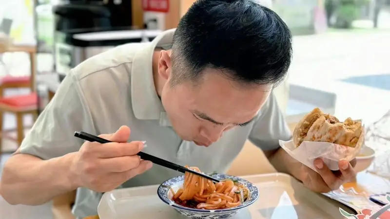 为什么越来越多人吃饭,不想点一桌,只想要一个“刚好够”的小吃?