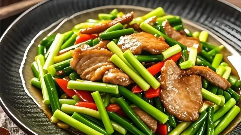 蒜苗炒回锅肉：肉片卷成灯盏窝，蒜香裹着红油香，连干三碗饭才过瘾！
