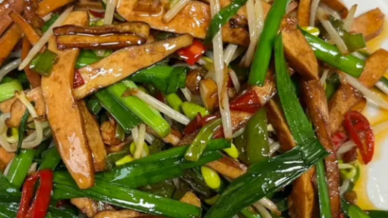 家常菜里的平衡哲学：韭菜的冲与香干的醇