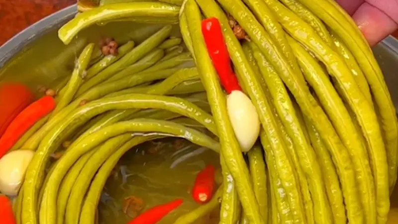 鲜豇豆入坛腌渍，一坛酸香封存整段夏日时光