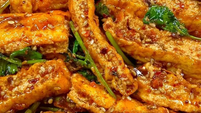 这盘香菜拌豆腐，一口就上瘾的家常神仙吃法