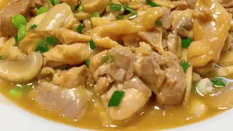 口蘑配鸡腿肉，鲜嫩多汁还低脂，一周吃三次都不腻
