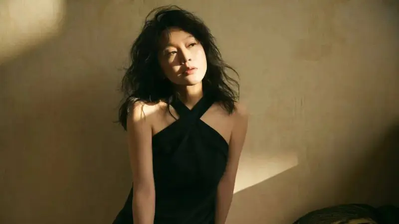 离婚带娃,当众发疯,55岁的她,凭什么活成 “国民女神”?