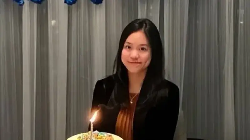 吕丽君女儿为刘銮雄庆生，穿黑西装留披肩发，模样像妈、气场像爸