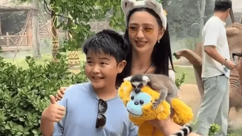 郑州古城游园遇温柔母子 佟丽娅带十岁朵朵逛银基动物王国显文艺质感