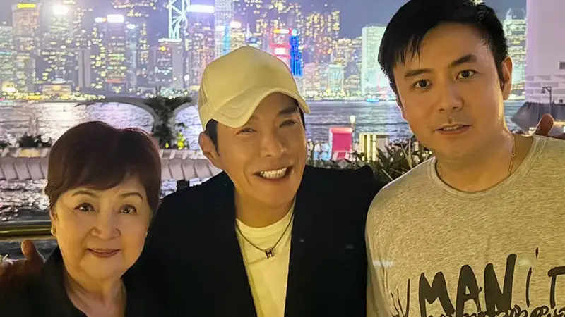 谢贤前妻甄珍罕见露面 带儿子与友人聚会气色好
