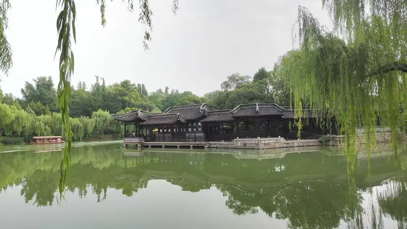 赛里木湖柔波映古城 文旅温情拒强权越界