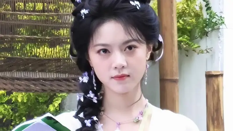 古城气韵里的灵动身影 赵今麦紫白古风裙侧麻花辫满是清甜文艺感
