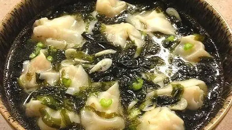 古城弄堂里的馄饨鲜气密码 十秒调出比饭店还香的醇厚汤底
