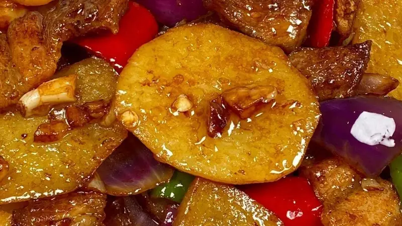 古城烟火里的焦香滋味：干锅土豆片的软糯时光