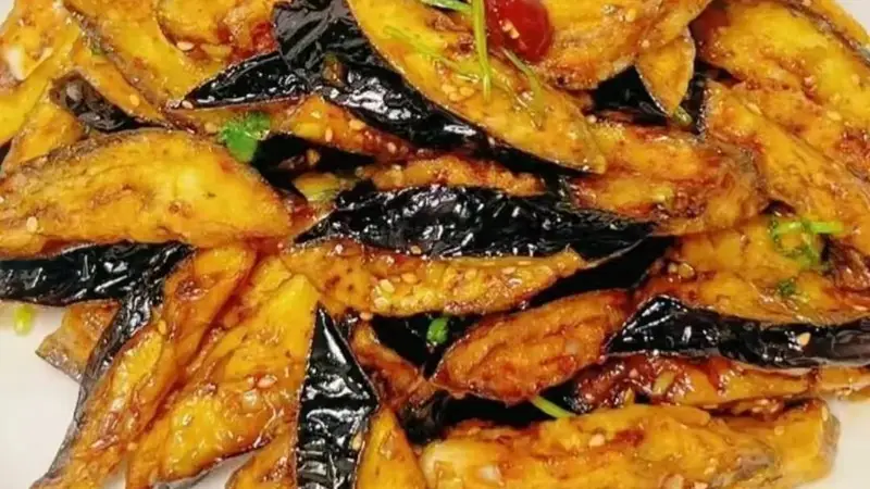 家庭版的风味茄子外酥里嫩，酸甜微辣超下饭而且做法真不难