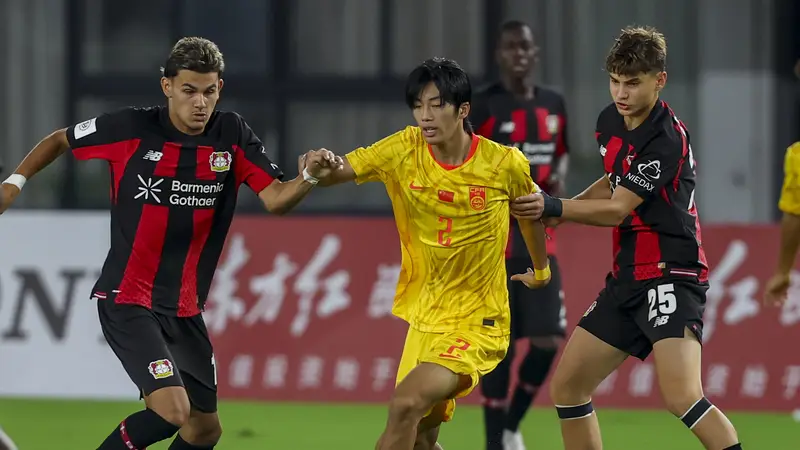 古城少年燃力迸发 绿茵场传射建功 中国U17国足斩勒沃库森U17获三连胜晋级淘汰赛