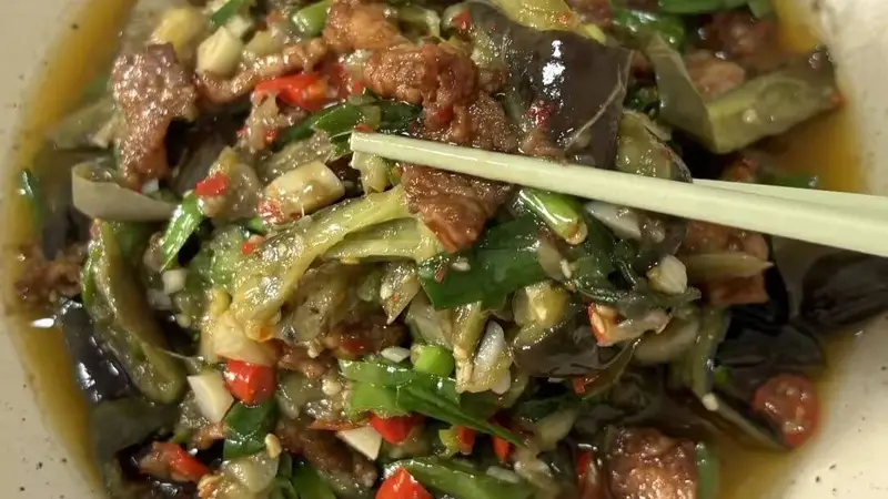 茄子炒肉：一口家常，半锅人间烟火气