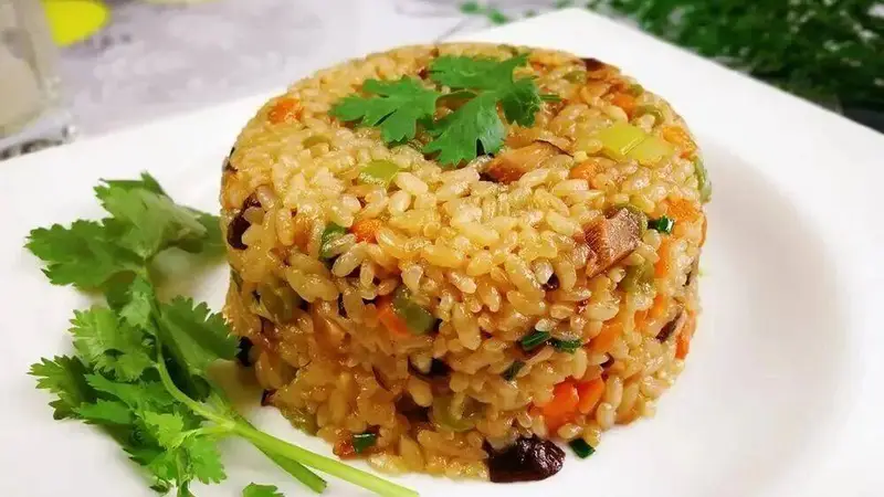 进入伏末，3种素菜做成什锦焖饭，简单特省事，大米粒粒香又入味