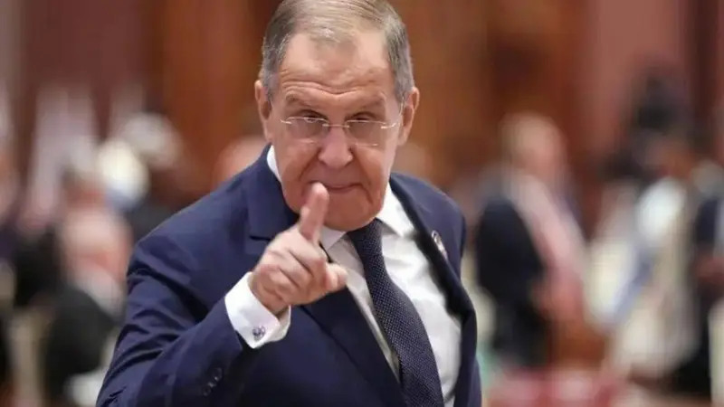 普京要给英国点颜色瞧瞧，俄军舰就位，美媒警告4个北约国家小心！