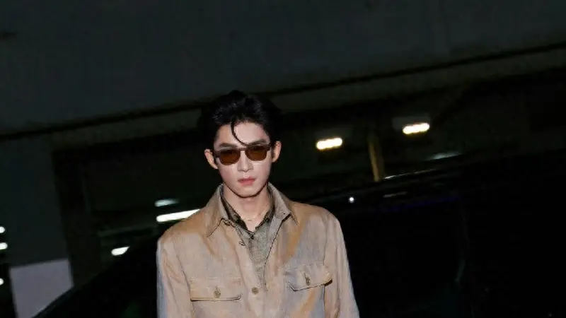 王星越男装周：阿玛尼套装穿出意式老钱风，少年身形藏着沉稳腔调