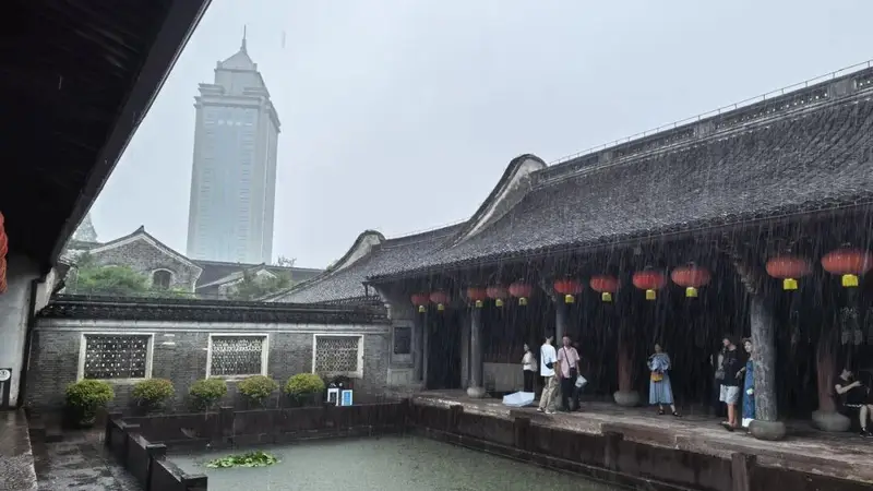 决定延迟关门1小时，这位景区保安火了→