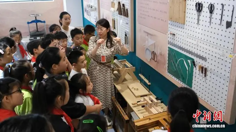 指尖修复“时光” 浙江学生走进档案馆触摸历史温度
