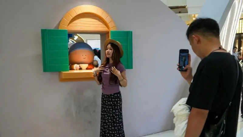 河南郑州：艺术展走进商场吸引民众参观