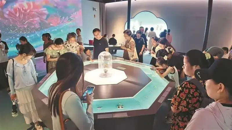 13万人次打卡，“熔金择粹”深圳水贝黄金艺术展成暑期顶流