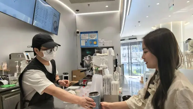 现在出门买咖啡,都流行自带杯?
