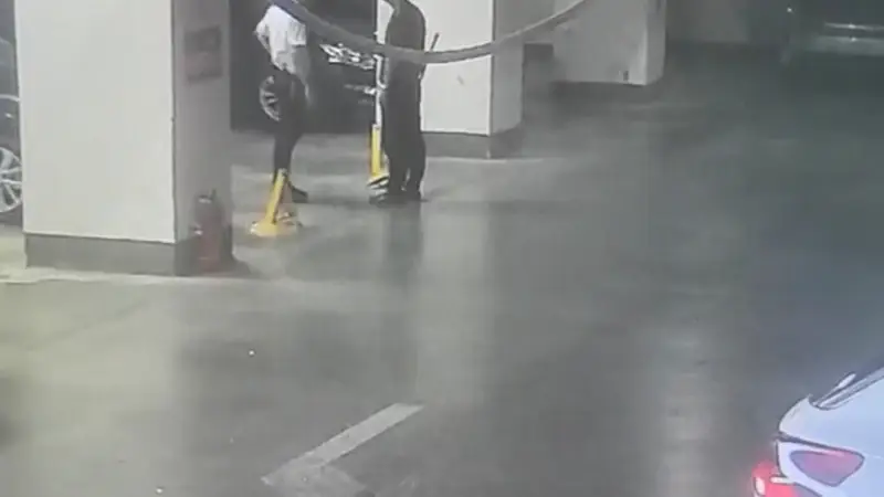 湖南一公职人员停车受阻撬他人停车位地锁，警方等部门介入调查