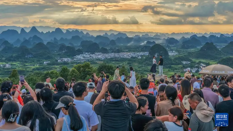 广西阳朔：壮美峰林引客来