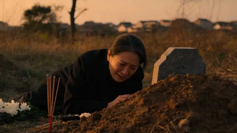 母亲病故，弟弟为了独吞老宅死活不让我奔丧。下葬后我独自去坟前痛哭，却在坟头新土里刨出一个铁盒，打开后我彻底疯了……