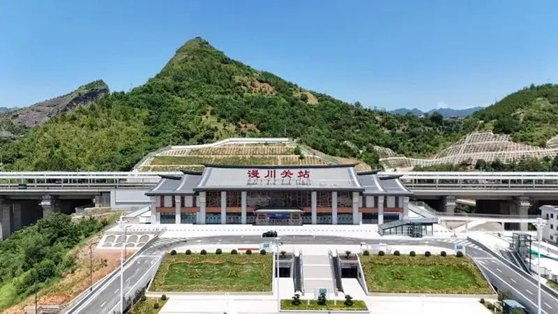 蓝关古道奔眼底 沧浪之水迎面来——西十高铁也是一条流动的文化大动脉，让秦风楚韵在新时代的轨道上一线牵