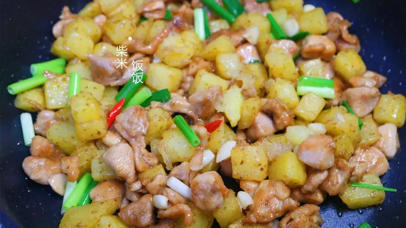 这道菜我家隔几天做一次,大火一炒,焦香四溢,上桌就光盘