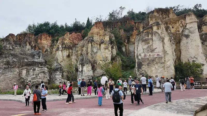 赛事余热不减 陆良彩色沙林成暑期避暑游玩热门地