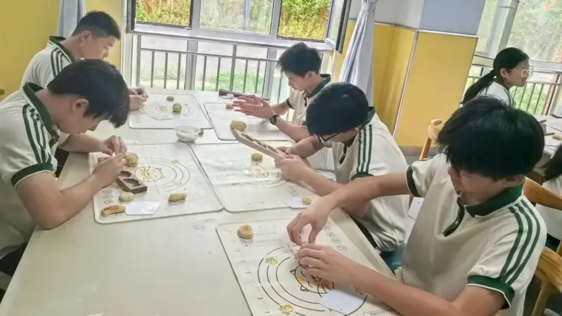 巧手制巧饼，古韵传七夕！青岛三十九中市北分校开启七夕特色活动！