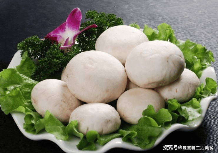 口蘑别再直接下锅炒，学会这5种神仙做法，鲜美又营养脆嫩又入味！