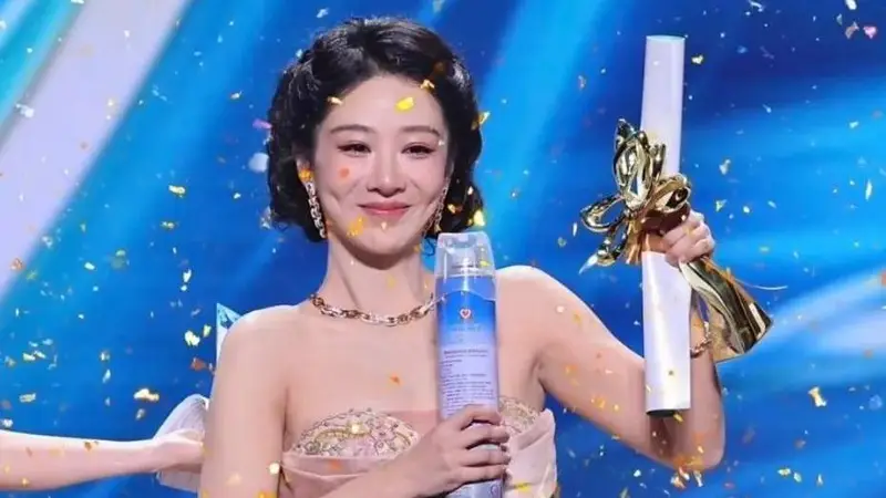 杨紫四度提名终封视后,高定礼服惊艳亮相红毯
