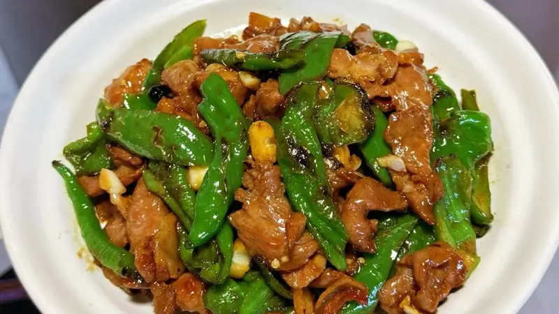 挑战全网最下饭的辣椒炒肉！出锅那一刻，连盘子都想舔干净！
