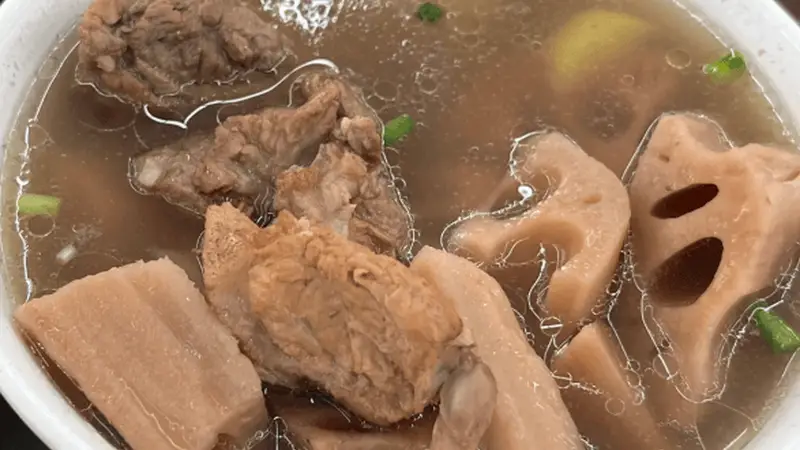 洪湖藕汤,粉糯莲藕炖出温润鲜甜的一锅汤