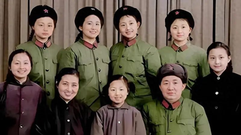 1973年,一名解放军首长的全家福,七个女儿皮肤白皙,颜值很高!