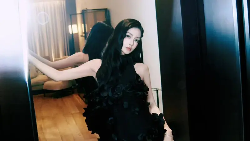 杨颖穿黑色立体花朵长裙对镜拍 冷艳妩媚自带成熟气场