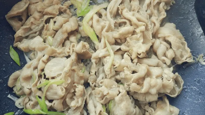 葱爆羊肉好吃的正宗做法, 羊肉卷这样炒去腥膻味还解腻！