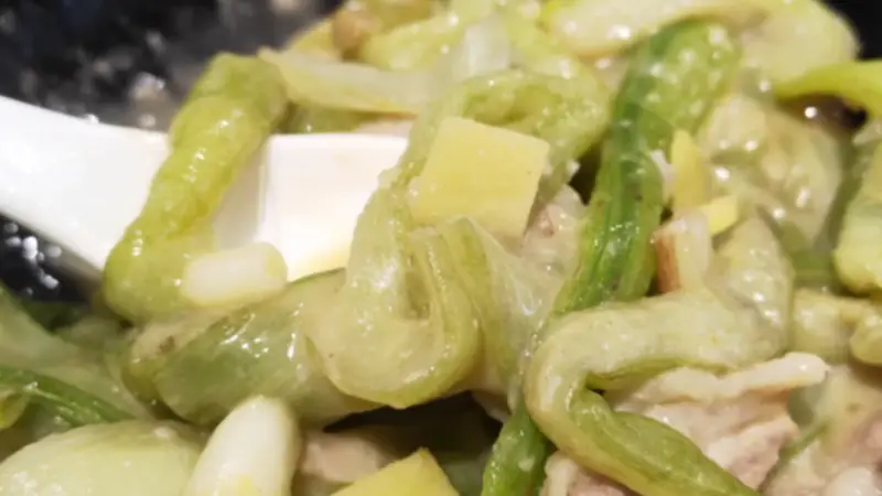 芋苗煲拌饭:软烂滑润咸香入味,农家美味一绝