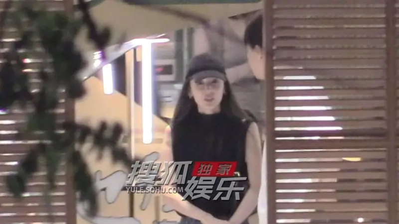 古力娜扎和于正等友人聚会 饭后开怀大笑心情超好