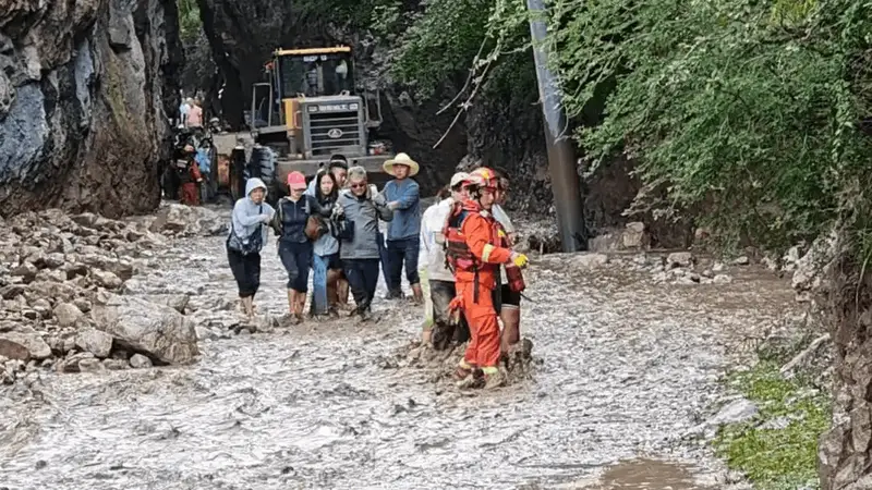 甘肃渭源双石门景区突发山洪 城市周边热门避暑地突遭意外引关注