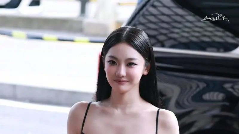 宁艺卓身着黑长直花卉吊带裙 暖心向粉丝打招呼