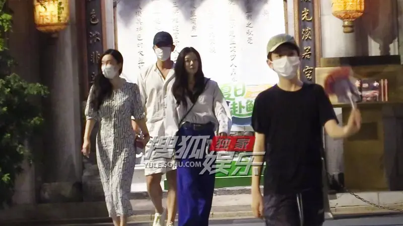 古城闲步遇故知 霍思燕杜江带嗯哼共赴温柔时光
