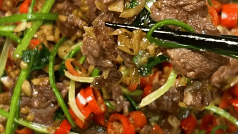 古城烟火里的小炒黄牛肉 湖南人凭逆纹切肉的巧思锁住软嫩本味