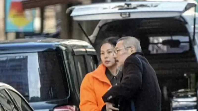 66岁知名导演老来得子,携小22岁情人与1岁私生子出席活动,全程低调至极